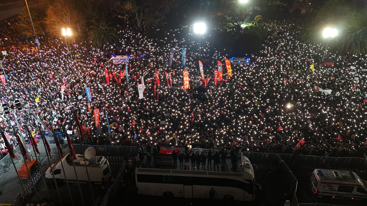 Milletin evi Saraçhane’de yine yan yana, yine omuz omuzaydık. 

Adaleti ve hukuk düzenini savunan İstanbullularla birlikte Ekrem Başkanımız’a selam gönderdik.