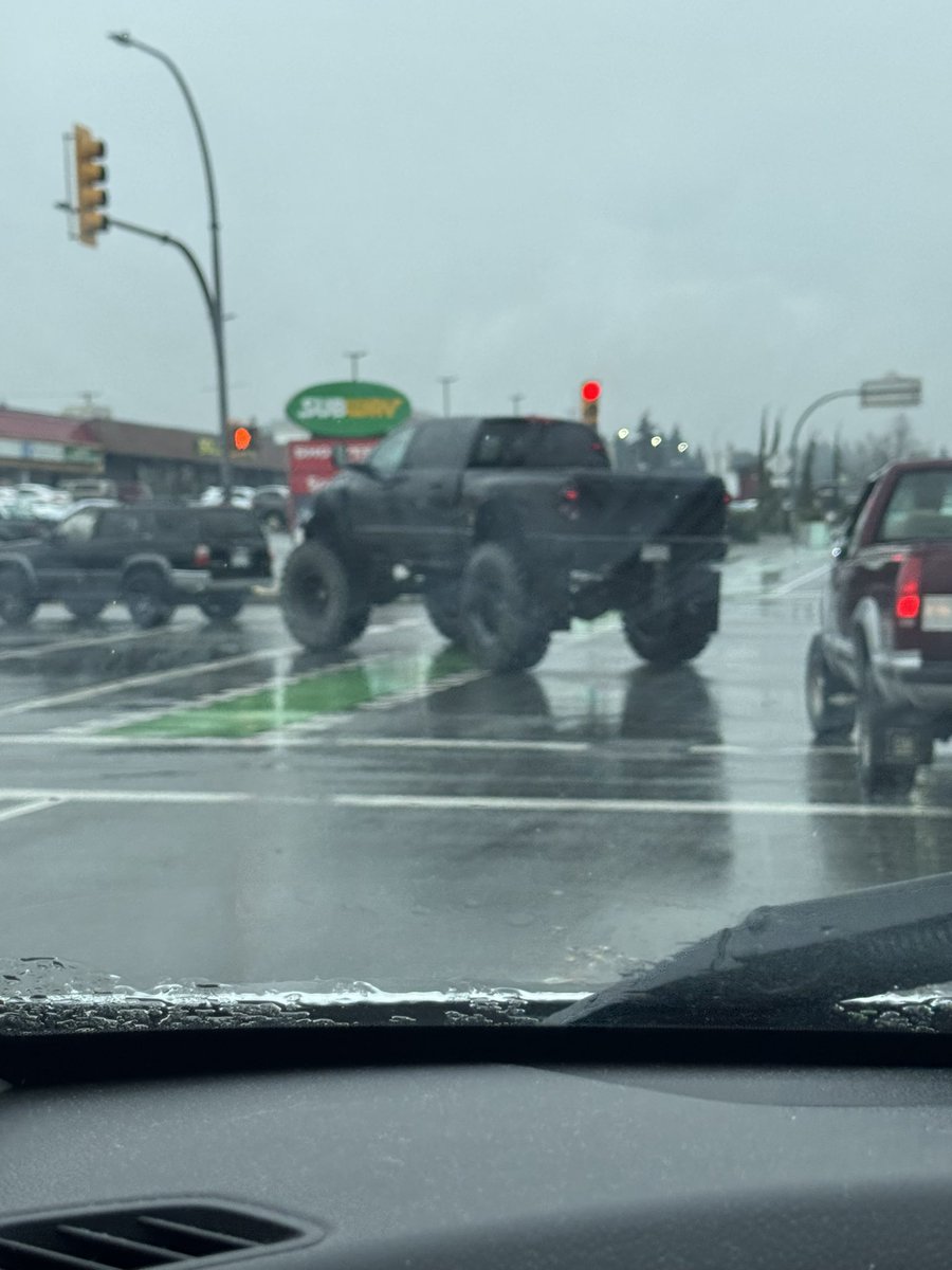 On my way to defend my title at the smallest hog competition and this guy pulled in front of me. #Fucked