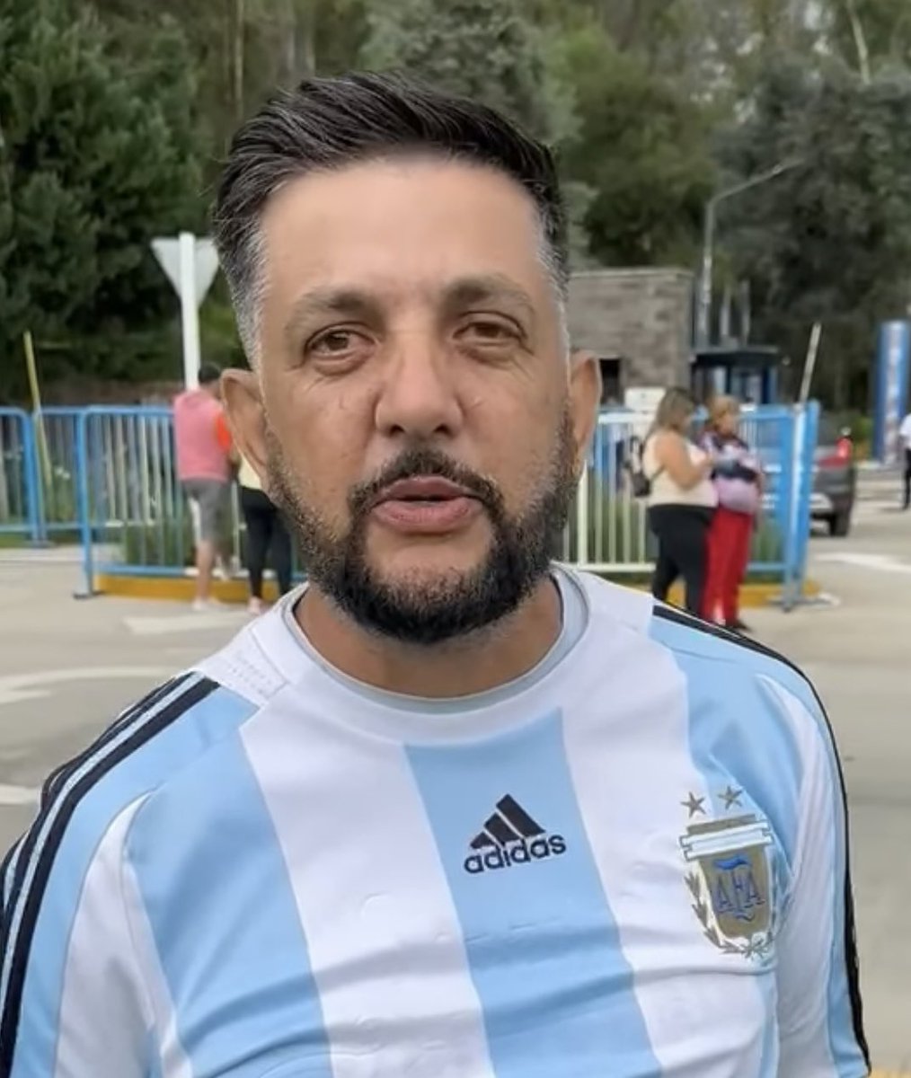 futebol_info's tweet photo. Brasileiro, Flaviano Benedito Gouvea sai de Taubaté-SP rumo a Buenos Aires para torcer pela Argentina contra o Brasil e diz que se considera argentino:

"Vim para a Argentina para torcer contra o Brasil. Meu amor pela Argentina começou em 1998, quando o Brasil perdeu para a França por 3 a 0 na final da Copa do Mundo. Ali eu vi que algo de errado estava acontecendo. Tinha tudo para ganhar da França, tinha um time melhor. Mas, para mim, entregou o jogo."

"2022 para mim foi perfeito. A Argentina começou a Copa com o pé esquerdo, perdendo para a Arábia Saudita. Porém, depois foi perfeito. Eu estava em Taubaté na final. Fiz uma festa na minha casa com alguns brasileiros que torcem pela Argentina. Foi muito gratificante."

"Hoje eu me considero muito mais argentino do que brasileiro. Eu tenho dois sonhos: o Messi autografar meu álbum de figurinhas, que é todo da Argentina, e me naturalizar argentino. Hoje eu até canto o hino da Argentina."

🗞 @ESPNBrasil 
📸 Reprodução/ESPN
