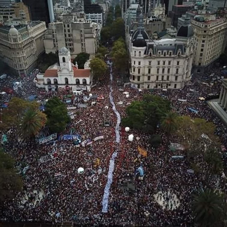 ¿Viste Patricia que sin tus policías pasados de falopa provocando y sin tus infiltrados vandalizando cosas no pasa nada? El problema sos vos. Siempre SOS VOS.