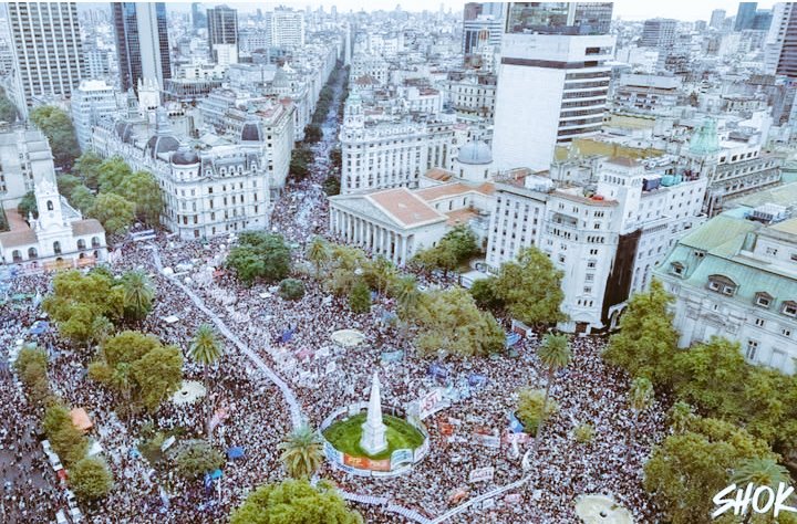 las plazas de este bendito país llenas de un pueblo que juzgó y condenó a sus genocidas, que logró más de 350 sentencias por crímenes de lesa humanidad y que junto a Madres y Abuelas sigue buscando a lxs nietxs que faltan. al gran pueblo argentino, salud #NuncaMás  🇦🇷🤍