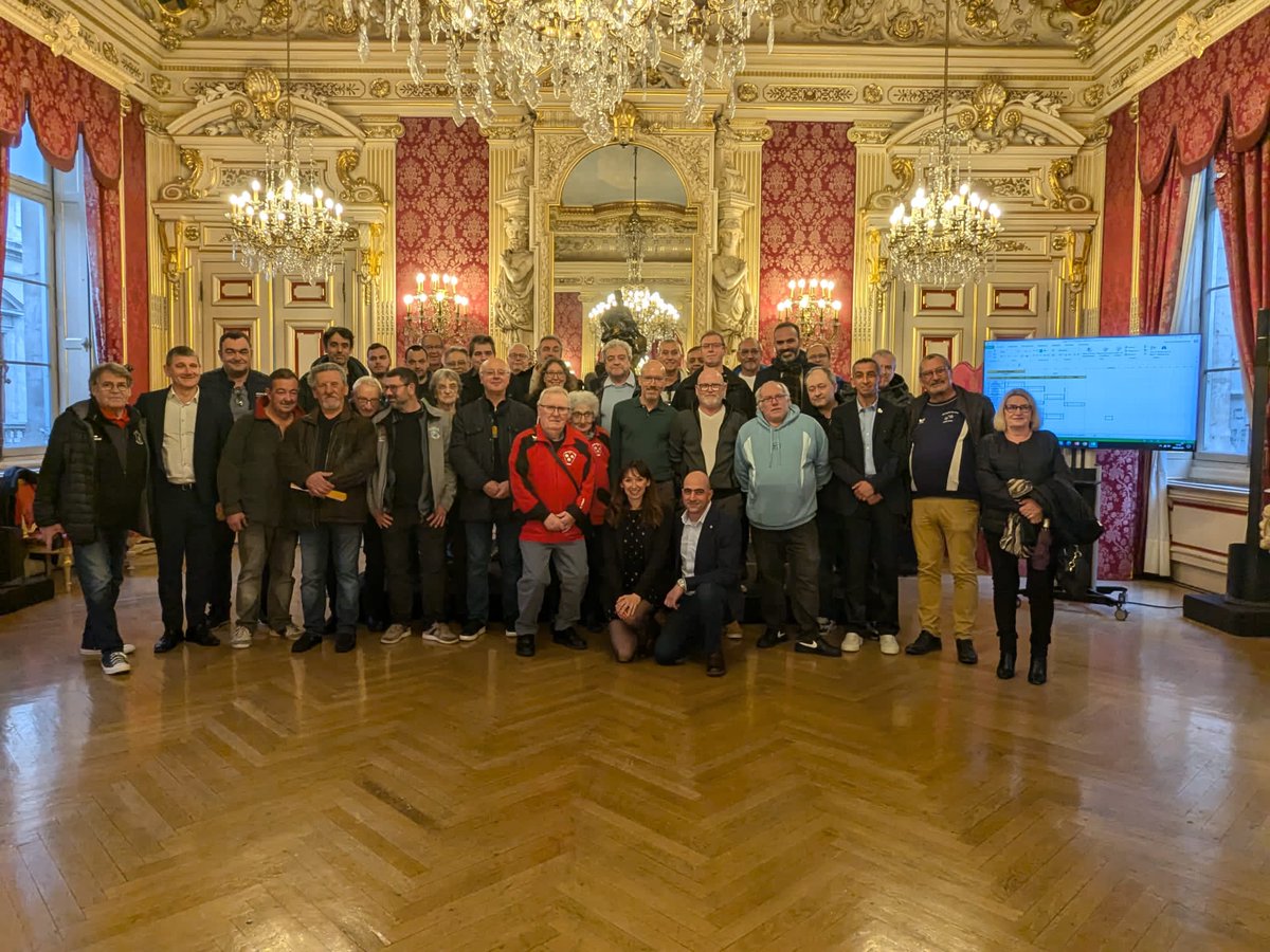 NublatFaure's tweet photo. 💫🌐 Une très belle cérémonie dans les salons de l'hôtel de ville avec  les représantes et représentants des clos boulistes de Lyon pour le 18eme tirage au sort du Trophée des Clos. 
Des rencontres qui s'annoncent passionnantes. https://t.co/YCIHVLVtb5