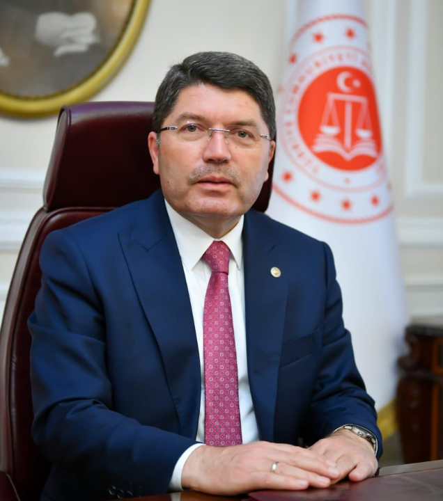 bpthaber's tweet photo. Adalet Bakanı Tunç:

Saraçhane’de Sayın Cumhurbaşkanımıza ve merhum annesine yönelik ağza alınmayacak hakaretlerde bulunulmasını, alçakça sözler sarf edilmesini lanetliyorum. 

Milletimizin tahammül sınırlarını aşan bu vandallık, asla kabul edilemez. Ortak değerlerimizi hedef alan çirkin saldırılar hukuk önünde karşılığını mutlaka bulacaktır.