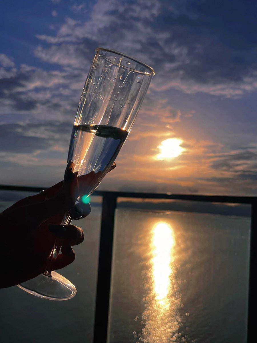 We must have the courage to enjoy every moment of life, for that’s our real treasure. 🌟💖