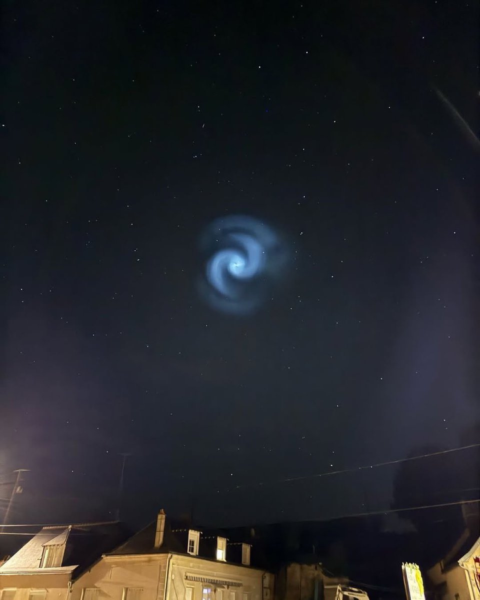 faresrsf's tweet photo. Il y avait cette sorte de spirale dans le ciel ce soir c’était vraiment incroyable vous avez pu la voir ? https://t.co/Qc3o5Ab5mR