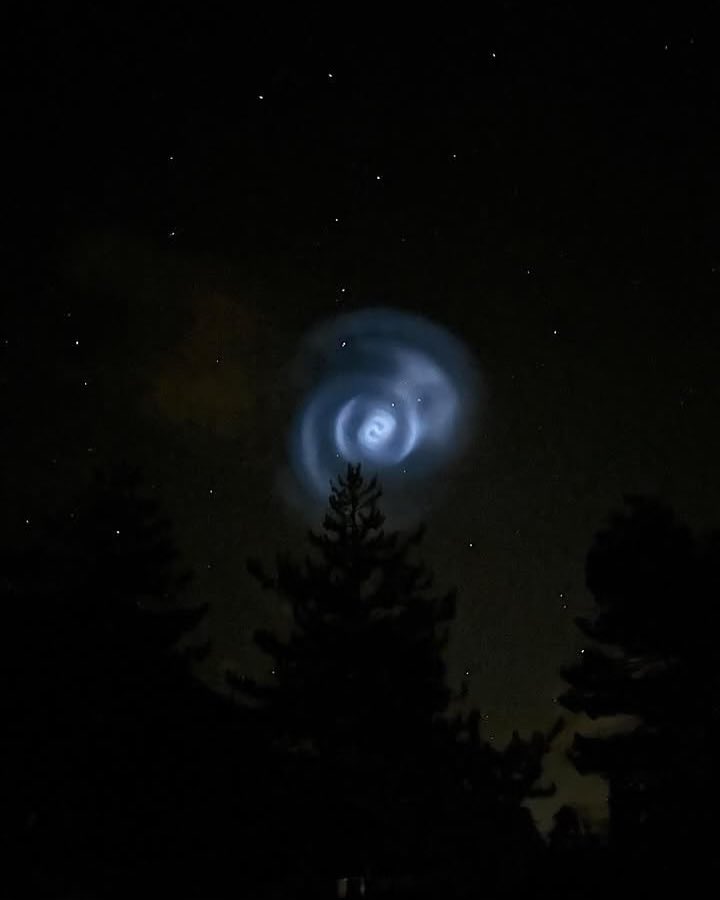 faresrsf's tweet photo. Il y avait cette sorte de spirale dans le ciel ce soir c’était vraiment incroyable vous avez pu la voir ? https://t.co/Qc3o5Ab5mR