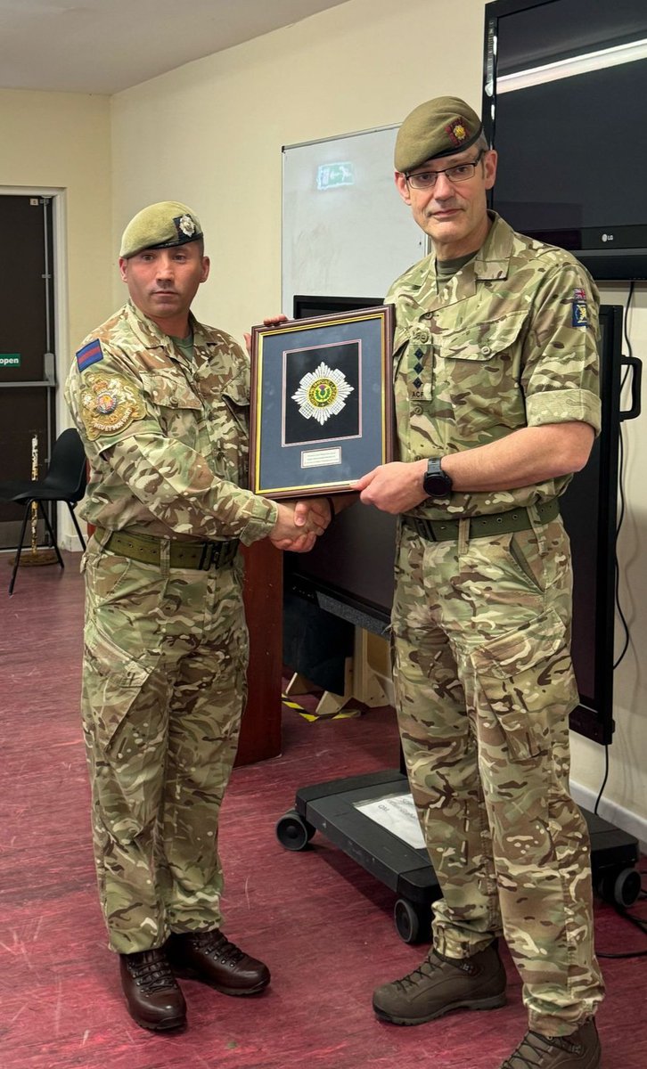 bluesdevil1's tweet image. Had the honouring of hosting Left Flank Scots Guards at our Battalion training centre tonight. I was delighted to accept a wonderful gift from RSM Campbell that will take pride of place in the Battalion mess.
