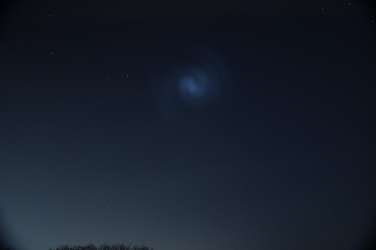 What an impressive sight of a <a href="/SpaceX/">SpaceX</a> fuel dump over Lincolnshire at 8pm tonight!
