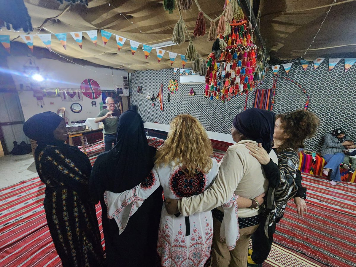 AltoumAbu's tweet photo. "كما في كل رمضان ، يطيب لنا اللقاء بكم في بيت الجدات البدويات للتراث و الثقافة (معند) حيث تتزين مائدة الإفطار بلمة الأهل والأحباب و الأصدقاء ، عرباً ويهوداً ، أهلاً وسهلاً بكل من شاركنا فرحة هذا اليوم، ف 'معند' بيت السلام و المودة، و عليه نلتقي دائماً "
#معند #نساء_بدويات https://t.co/sUZfUYuez5