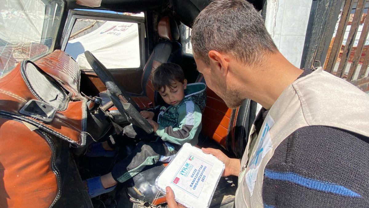 Gazze'de iftar dağıtımlarımızı gerçekleştirmenin, emanetlerinizi yerine getirmenin mutluluğunu yaşıyoruz. 
Allah hayr sahiplerinin hayrlarını kabul etsin. 
Yemek dağıtımlarımız devam etmektedir. 
Desteklerinizi bekliyoruz.