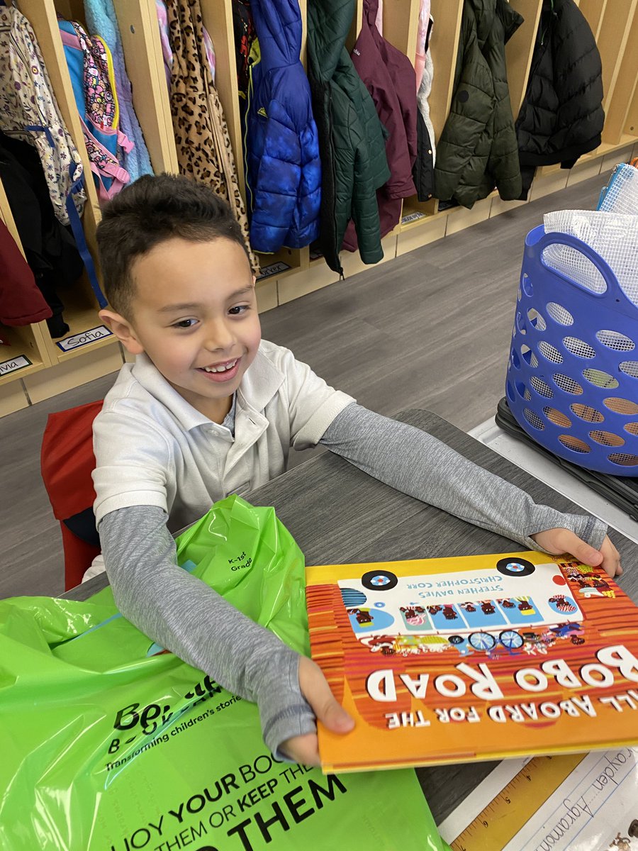 MOptie's tweet photo. πYou know what day it is when the green bags arrive! These 1st graders were excited for new books. @berniesbookbank thank you for believing that all children should have access to quality books. You made a lot of @RoySchoolBulls happy.π#TransformingStories #PathwaysThroughPages https://t.co/xdw6S6pOvb