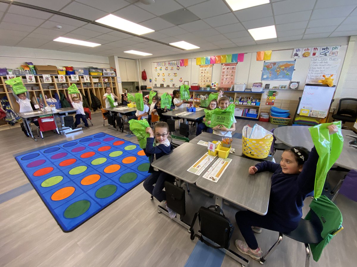 MOptie's tweet photo. πYou know what day it is when the green bags arrive! These 1st graders were excited for new books. @berniesbookbank thank you for believing that all children should have access to quality books. You made a lot of @RoySchoolBulls happy.π#TransformingStories #PathwaysThroughPages https://t.co/xdw6S6pOvb