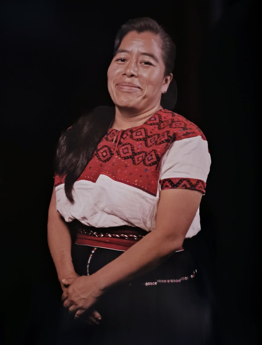 CentroTextiles's tweet photo. Compartimos los retratos y piezas de las tejedoras y bordadoras, encargadas de plasmar su historia a través de la trama y la urdimbre, el hilo, la aguja, el algodón y la lana. Guadalupe Pérez Sánchez, Eustaquia Ruiz Gómez,  Ana Cristina Díaz Pérez y de Marta Sántiz Sántiz. https://t.co/kSJCNoNdCp