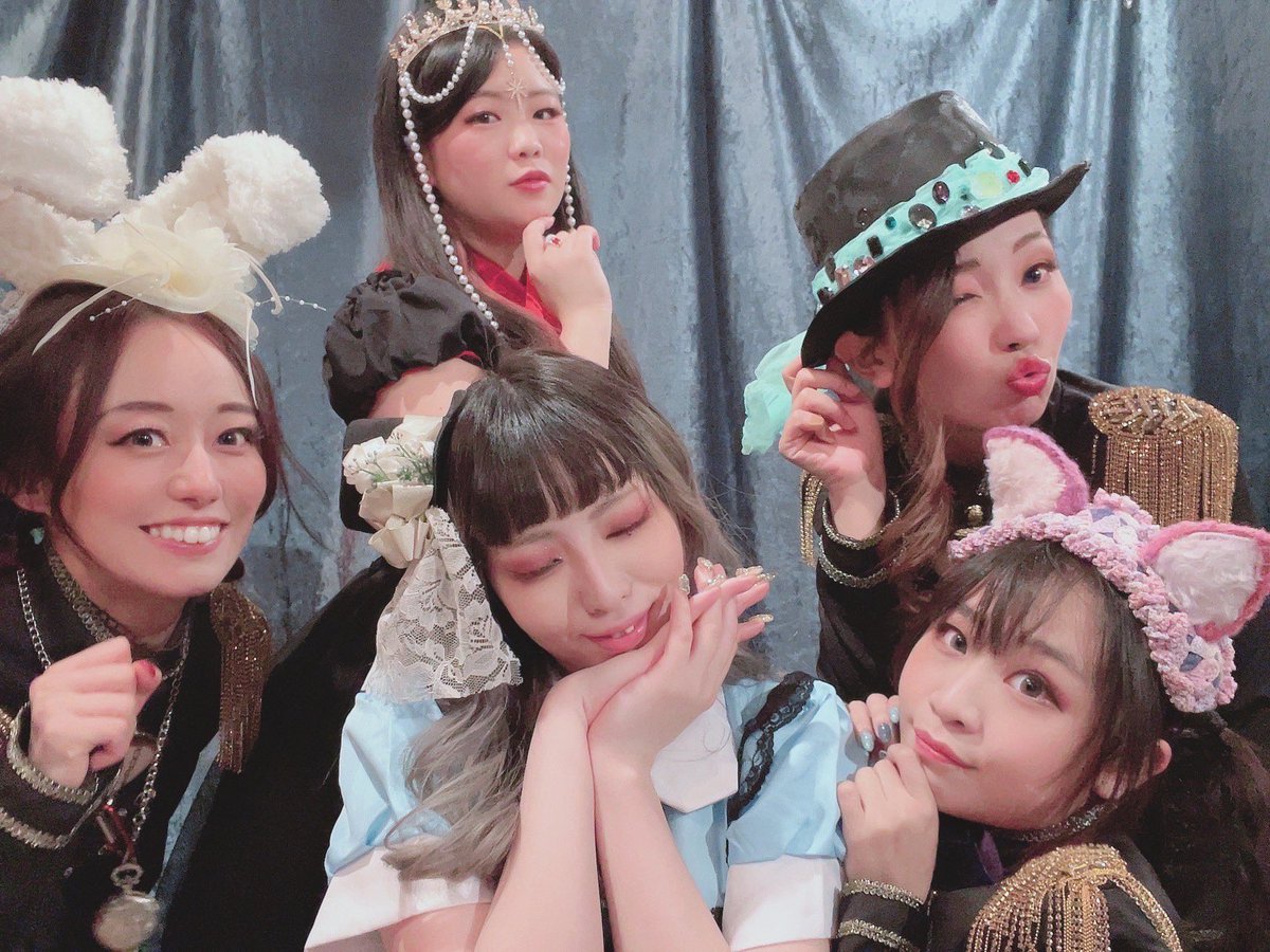 ito_mituki0's tweet photo. 一旦、最後の深夜リハだったんだけど。
もう眠くなりながらみんなで踊るのも、休憩時間にコンビニまで一緒に行くのも、キャリー引きながら早朝の駅まで歩くのも、最後なんだなあって。
自分で決めたのにさみしいね。
でもこんなにさみしいのは 頑張ってきたからだね。 https://t.co/m1rvL23MeF