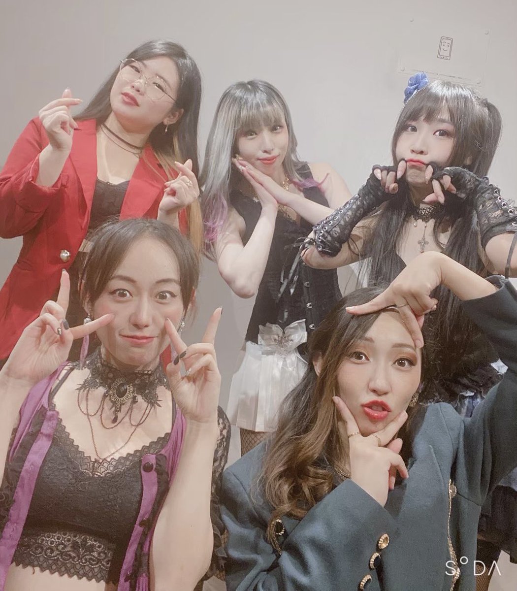 ito_mituki0's tweet photo. 一旦、最後の深夜リハだったんだけど。
もう眠くなりながらみんなで踊るのも、休憩時間にコンビニまで一緒に行くのも、キャリー引きながら早朝の駅まで歩くのも、最後なんだなあって。
自分で決めたのにさみしいね。
でもこんなにさみしいのは 頑張ってきたからだね。 https://t.co/m1rvL23MeF