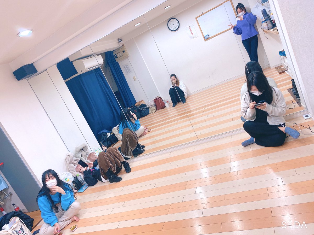 ito_mituki0's tweet photo. 一旦、最後の深夜リハだったんだけど。
もう眠くなりながらみんなで踊るのも、休憩時間にコンビニまで一緒に行くのも、キャリー引きながら早朝の駅まで歩くのも、最後なんだなあって。
自分で決めたのにさみしいね。
でもこんなにさみしいのは 頑張ってきたからだね。 https://t.co/m1rvL23MeF