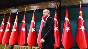 CHP’nin başındaki Özgür ÖZEL ve çevre yöneticilere sesleniyoruz:

Kitlelerin içerisindeki provokatörleri sayın Cumhurbaşkanımızın şahsına ve ölmüş annesine hakaret ettirmekten vazgeçin.

Eleştirel yaklaşımlara saygı duyarız ama kin öfke küfür hakaret aşağılama dolu her yaklaşımı