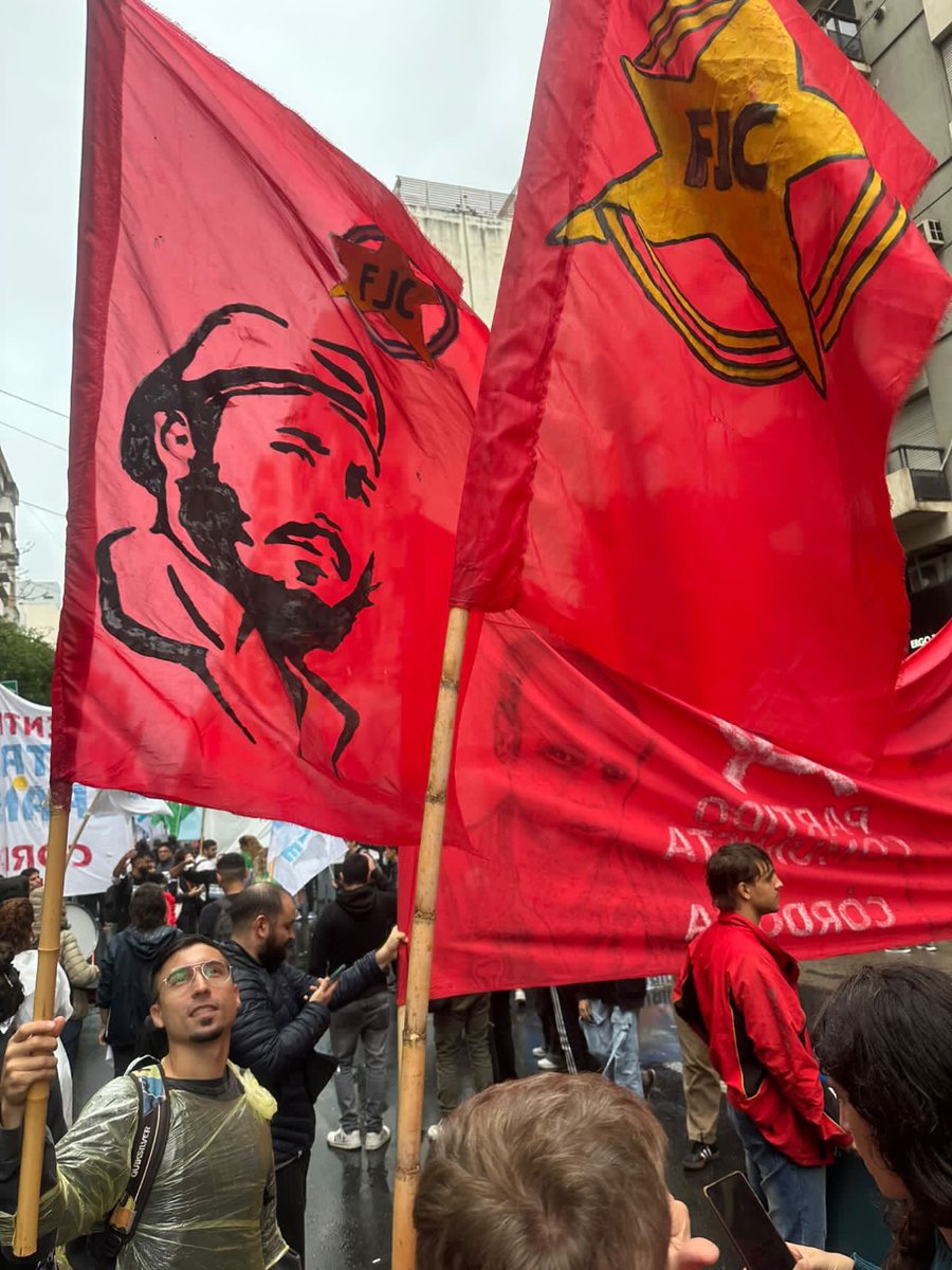 I M P R E S I O N A N T E 🔥🇦🇷

La imagen de FIDEL en las banderas de la juventud comunista argentina que hoy se manifiesta para exigir verdad y memoria por los 30 000 desaparecidos. 

FIDEL ES UN CONTINENTE ❤️

📸 <a href="/BrunoLonatti/">Bruno Lonatti</a>