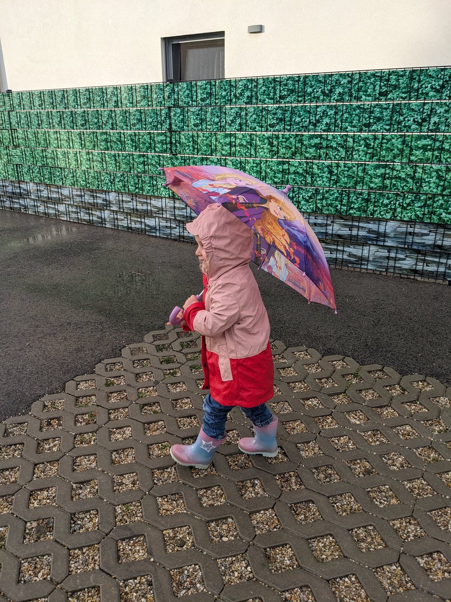 nathanjohnson83's tweet photo. Raining days mean cuteness https://t.co/4GkFwcMO9e