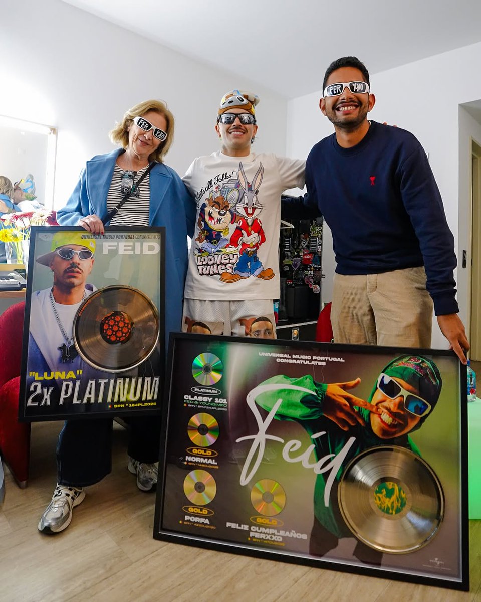 Reconocimientos que recibió Feid en su visita a Portugal por parte de Universal Portugal💚✨
x2 platino para 'Luna'
x1 platino para 'Classy 101'
x1 Oro para 'Porfa', 'Normal' y 'Feliz cumpleaños Ferxxo' 💽🎤💚