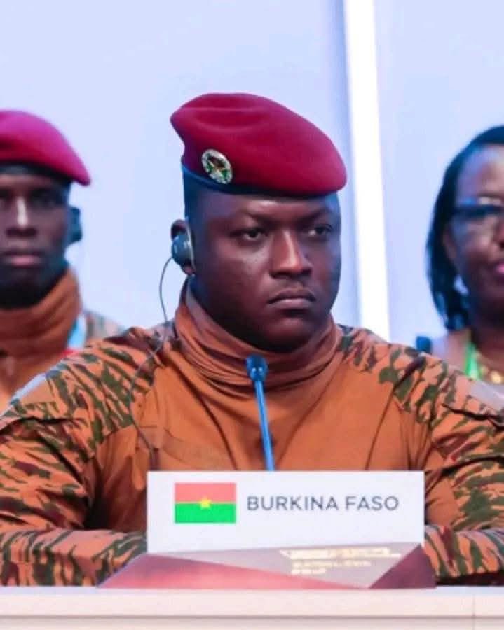 Le journal  Jeune Afrique  a proposé au Capitaine Ibrahim Traoré  de leur payer chaque mois 300.000.000 millions de FCFA afin qu'on fasse sa promotion malheureusement le Président a refusé cet offre et ils ont décidé de le salir à tout pris. 😢