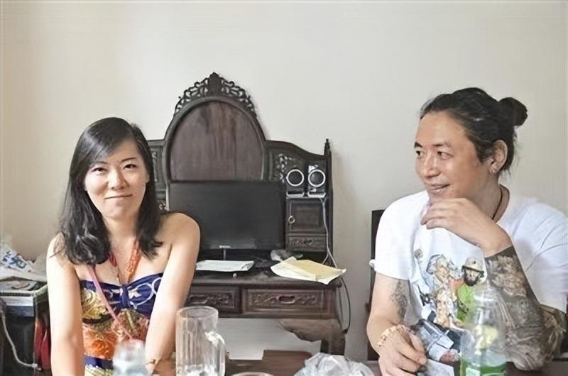 “世界那么大，我想去看看”！当年河南省实验中学在编教师顾少强的这封辞职信，引起了无数人的共鸣，火遍全国🔥

顾少强辞职后，并没有“世界那么大，我想去看看”，而是在丽江邂逅成都理发师于夫，两人一见钟情闪婚，一起去云南开客栈，当起了老板娘