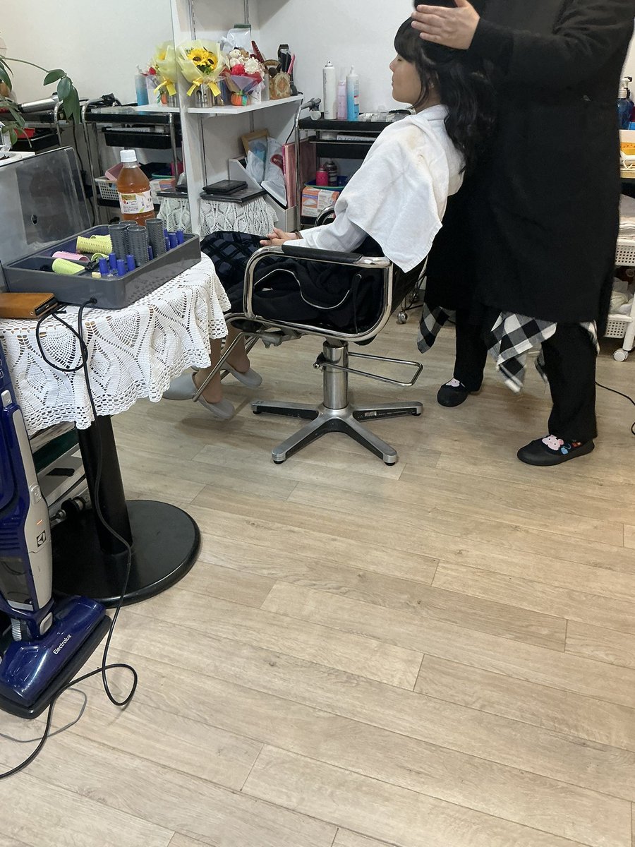 今日は娘の卒業式のため長年通ってる美容師の方にセットしてもらってます🙆‍♂️✨