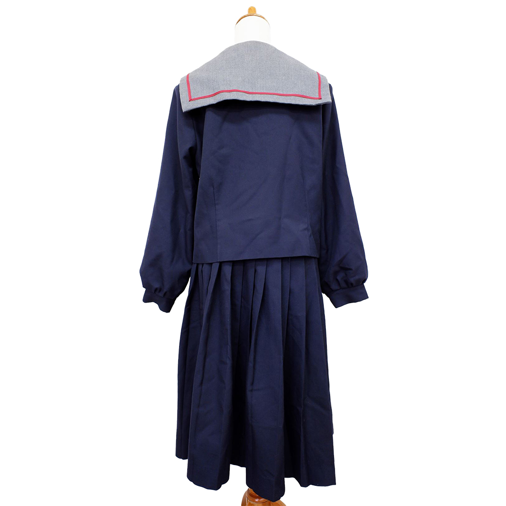 SeifukuStore's tweet photo. 兵庫県　太子町立太子東中学校の制服を買い取りしました
グレーの襟とネクタイが印象的なセーラー服です

#制服
#制服買取 https://t.co/32ywHTlkiS