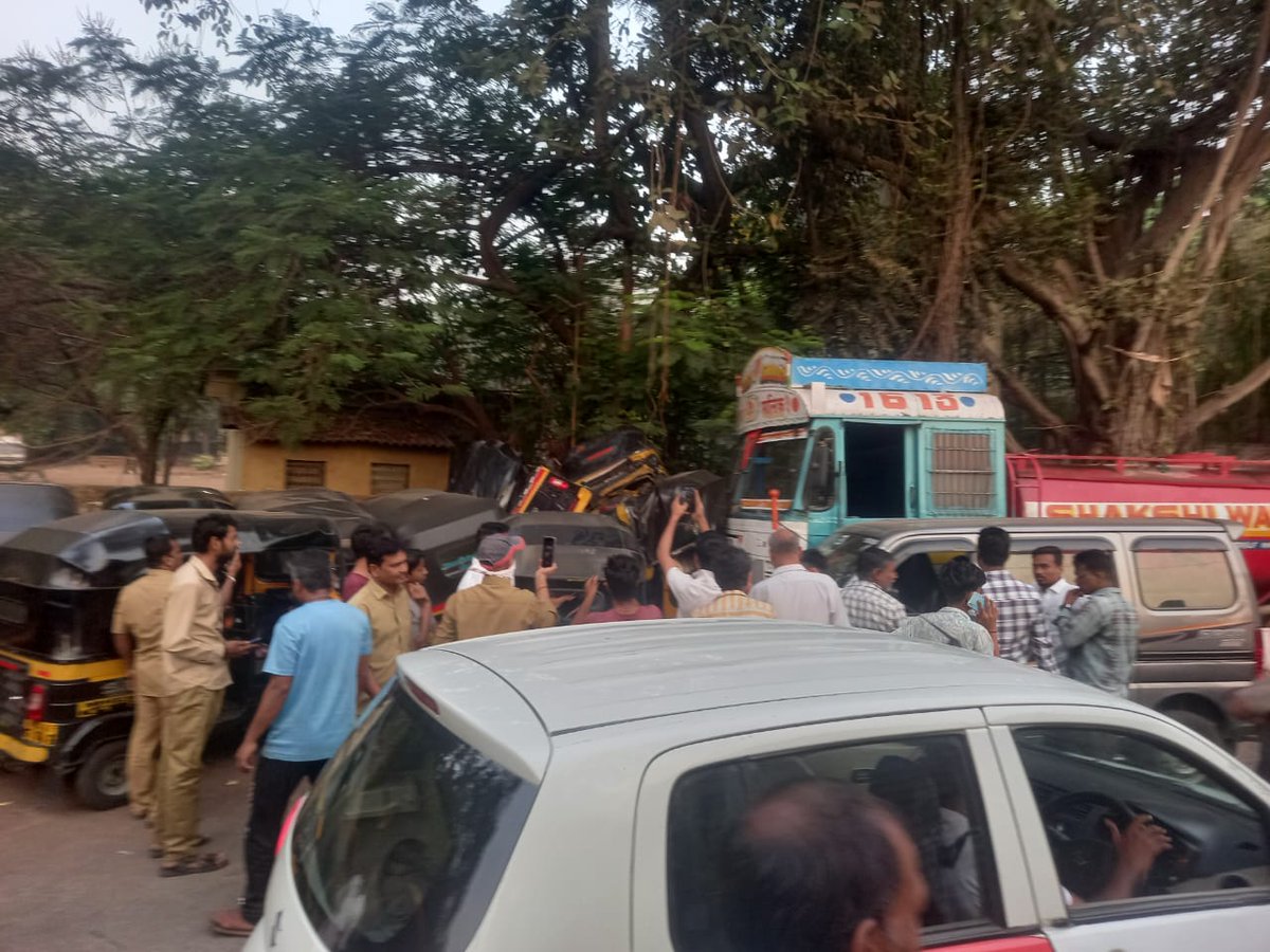HiteshChandra26's tweet photo. @yash419 @MTPHereToHelp @RoadsOfMumbai @mumbaimatterz @ramkadam @mashrujeet When you will take action ? When 2-3 peoples will die or get injured...
Their is not a single inch to walk on this road.@MTPHereToHelp @MumbaiPolice @Mumbaikhabar9 @mumbaimatterz @RoadsOfMumbai https://t.co/2lzlQAO3DX