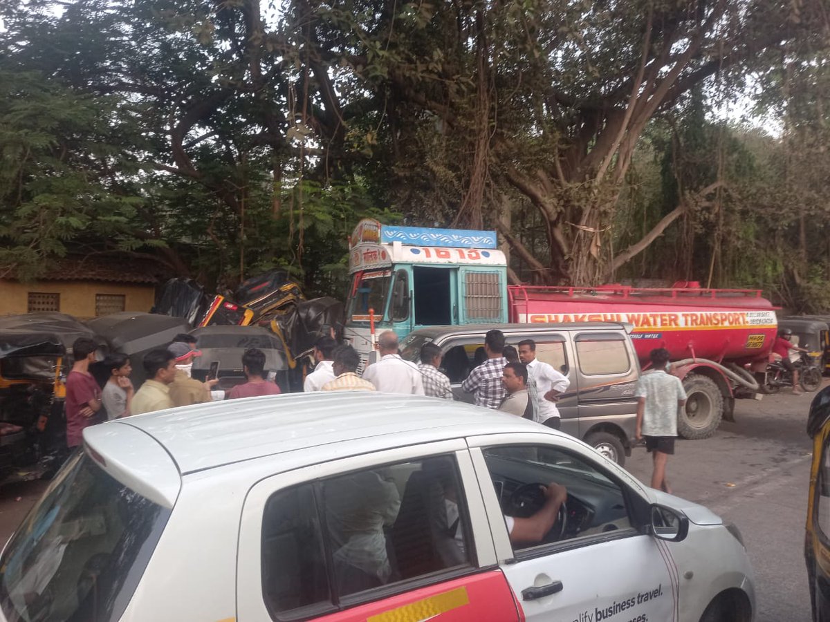 HiteshChandra26's tweet photo. @yash419 @MTPHereToHelp @RoadsOfMumbai @mumbaimatterz @ramkadam @mashrujeet When you will take action ? When 2-3 peoples will die or get injured...
Their is not a single inch to walk on this road.@MTPHereToHelp @MumbaiPolice @Mumbaikhabar9 @mumbaimatterz @RoadsOfMumbai https://t.co/2lzlQAO3DX