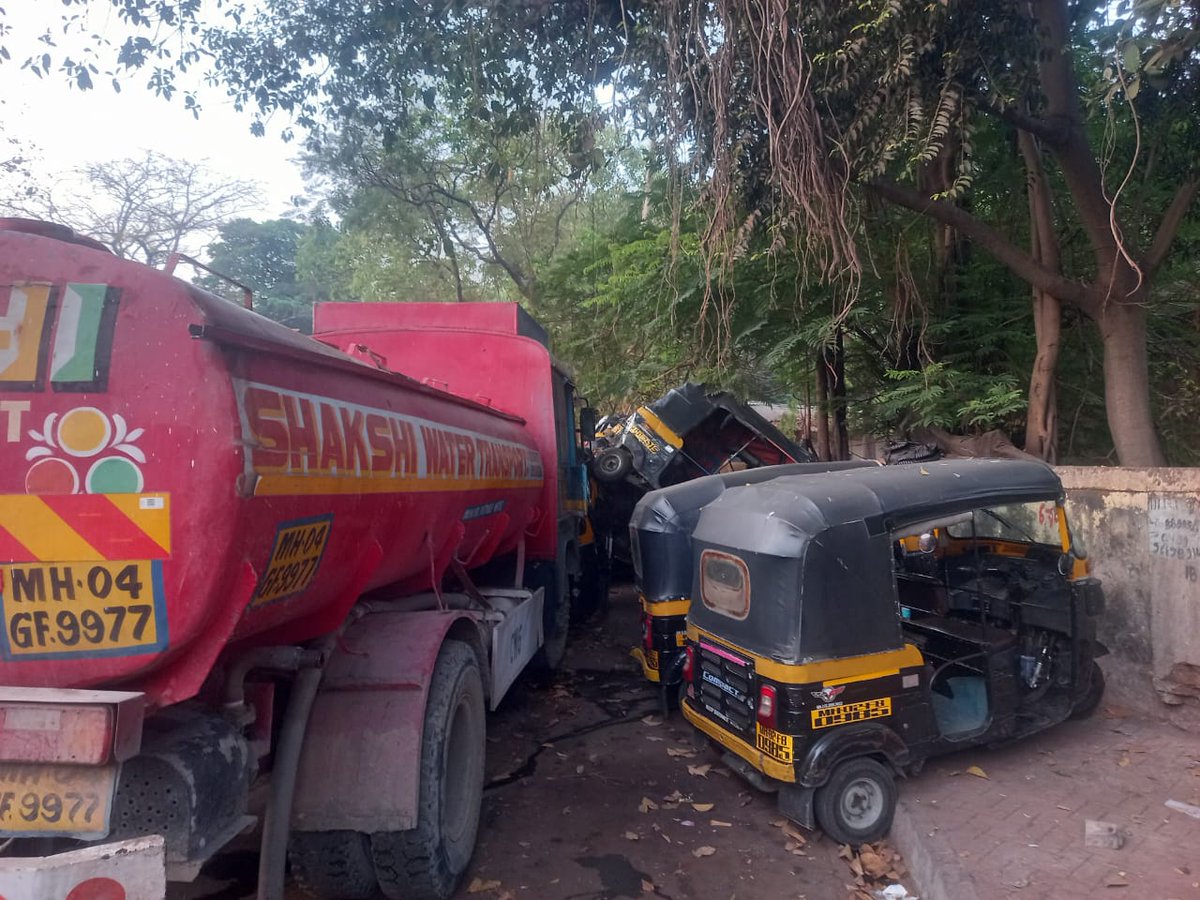 HiteshChandra26's tweet photo. @yash419 @MTPHereToHelp @RoadsOfMumbai @mumbaimatterz @ramkadam @mashrujeet When you will take action ? When 2-3 peoples will die or get injured...
Their is not a single inch to walk on this road.@MTPHereToHelp @MumbaiPolice @Mumbaikhabar9 @mumbaimatterz @RoadsOfMumbai https://t.co/2lzlQAO3DX