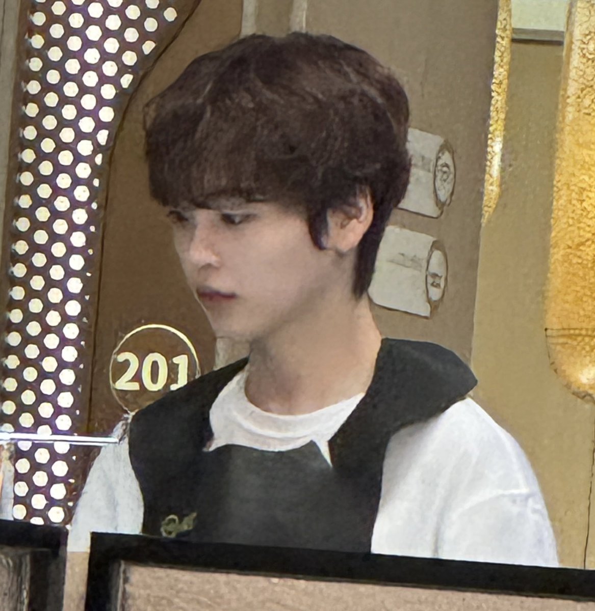 ppin000032's tweet photo. 이건 같이 있던 친구가 찍은거
얼굴 정말 작고 목 길고 어깨 넓어서 멀리서봐도 연예인 같았음 그리고 소스를 되게 오래만드심
무슨 촬영하는거 같던데(?) 룸 이용했고 다른 멤버는 못봤어영

#크래비티 #송형준 #형준 https://t.co/pQSC9bMhXh