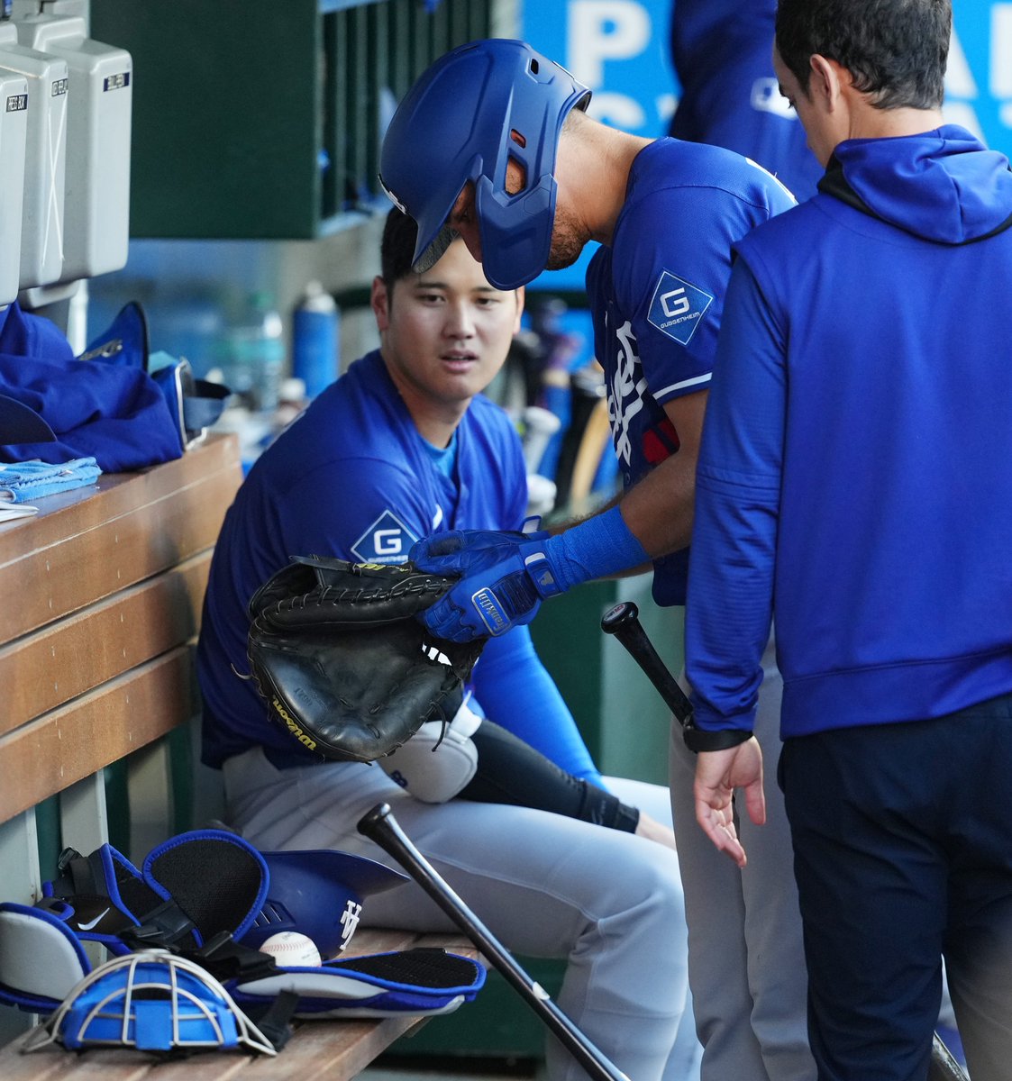 オープン戦エンゼルス対ドジャース　試合中、ベンチで不思議そうに何かを見つめるドジャース大谷翔平（撮影・菅敏）＃ドジャース ＃大谷翔平　＃dodgers ＃shoheiohtani ＃mlb ＃日刊スポーツ ＃写真映像部 ＃カンビン