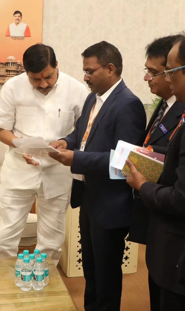 मप्र के यशस्वी मुख्यमंत्री <a href="/DrMohanYadav51/">Dr Mohan Yadav</a> जी को जन्मदिन की हार्दिक शुभकामनाएं! आपके नेतृत्व में मप्र नए आयामों को छू रहा है और औद्योगिक प्रदेश बनाने का सपना साकार हो रहा है।मैं कामना करता हूं कि आपके प्रयासों से समाज का हर वर्ग लाभान्वित हो और मप्र एक समृद्ध और विकसित राज्य बने।