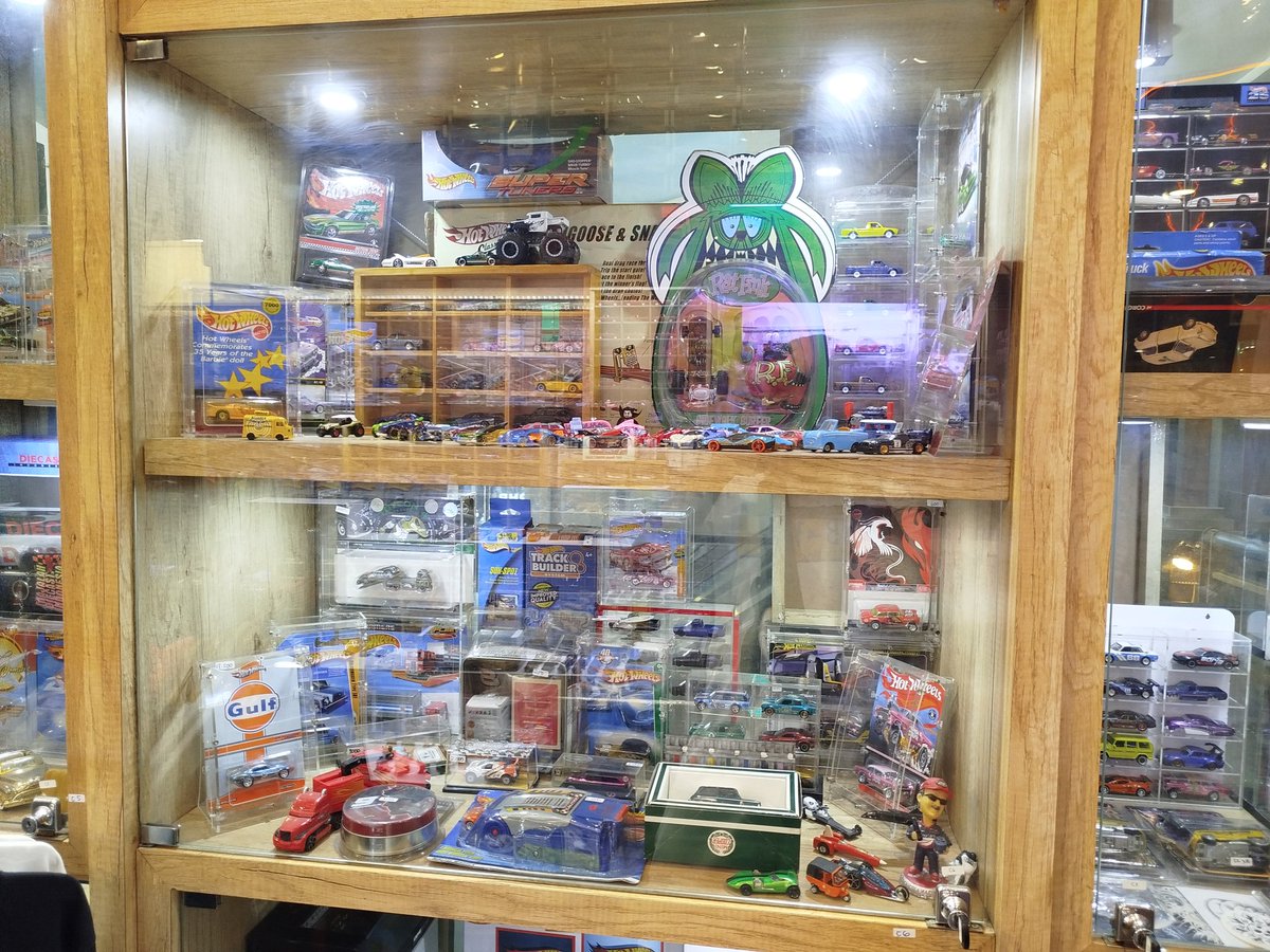 MrsimpleJesse's tweet photo. Checking Out At Some Cool @Hot_Wheels @Mattel And Finding Something that I really Wanted To Have In This Beautiful Hotwheels Store. #X #indonesia #hotwheels #cars #toys #photos #photography #fun #Entertainment #hobby #fun #diecaster #diecast #mattel #hotwheelsindonesia https://t.co/MKvpLPjzZM