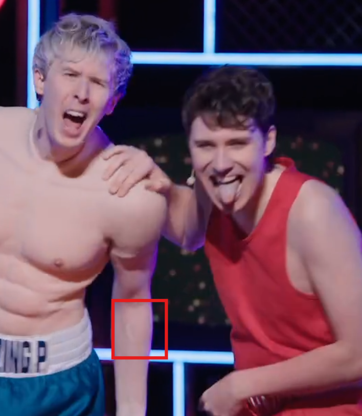 HeyItsSamD's tweet photo. @vmpirednp In the show recording he left teeth marks. For what 😭 https://t.co/SjfzEKsKfJ