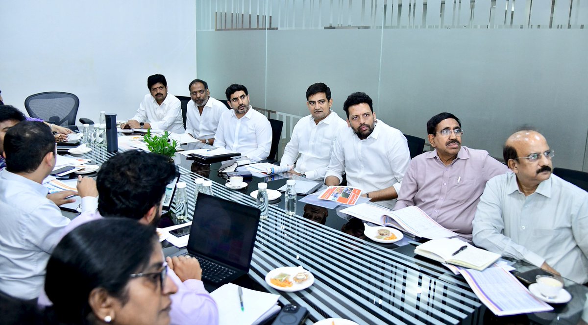 naralokesh's tweet photo. రాష్ట్రంలో 20 లక్షల ఉద్యోగాల కల్పనపై ఏర్పాటుచేసిన మంత్రుల ఉపసంఘం రెండో సమావేశం సోమవారం ఉండవల్లి నివాసంలో జరిగింది. 2029 నాటికి 20 లక్షల ఉద్యోగాలు కల్పిస్తాం. ఇప్పటివరకు కుదుర్చుకున్న ఒప్పందాల ద్వారా రూ.8,73,220 కోట్ల పెట్టుబడులు వచ్చే అవకాశం ఉందని, తద్వారా 5,27,824 మందికి ఉద్యోగాలు వచ్చే అవకాశాలు ఉన్నాయని అధికారులు వివరించారు. ఇన్వెస్ట్ మెంట్ ట్రాకర్ పోర్టల్ ను సమర్థంగా తీర్చిదిద్దాలని.. భూకేటాయింపులు, అనుమతులకు సంబంధించిన అన్ని వివరాలు ట్రాకర్ లో పొందుపర్చాలని ఆదేశించాను. పెట్టుబడులు పెట్టాలనుకునేవారికి ప్రతిబంధకంగా మారిన విధానాలను సంస్కరిస్తామని తెలిపాను. ఎంఎస్ఎమ్ఈలను పెద్దఎత్తున ప్రోత్సహిస్తామని చెప్పాను.
#IdhiManchiPrabhutvam
#AndhraPradesh