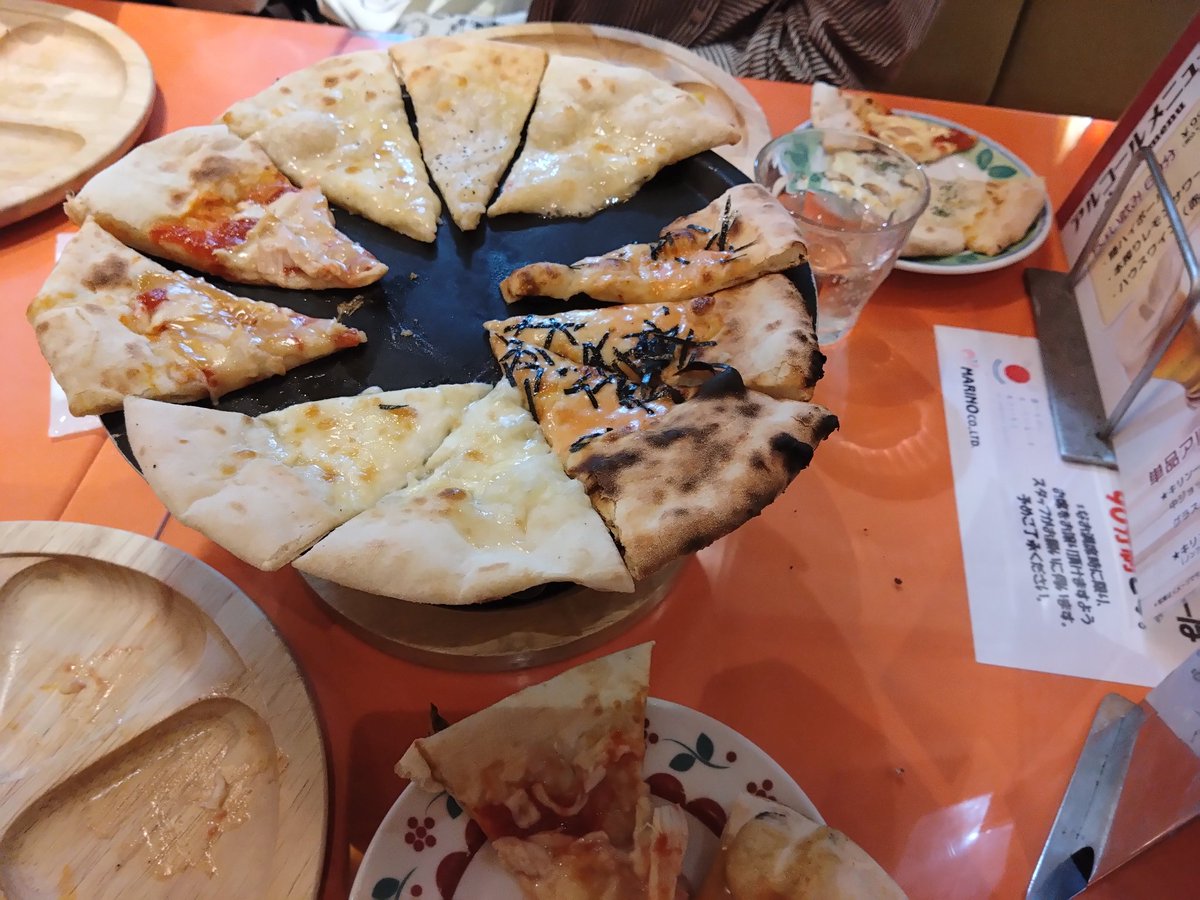 AxkXau's tweet photo. ピザ食べ放題😋 https://t.co/lCvvDuKh1Q