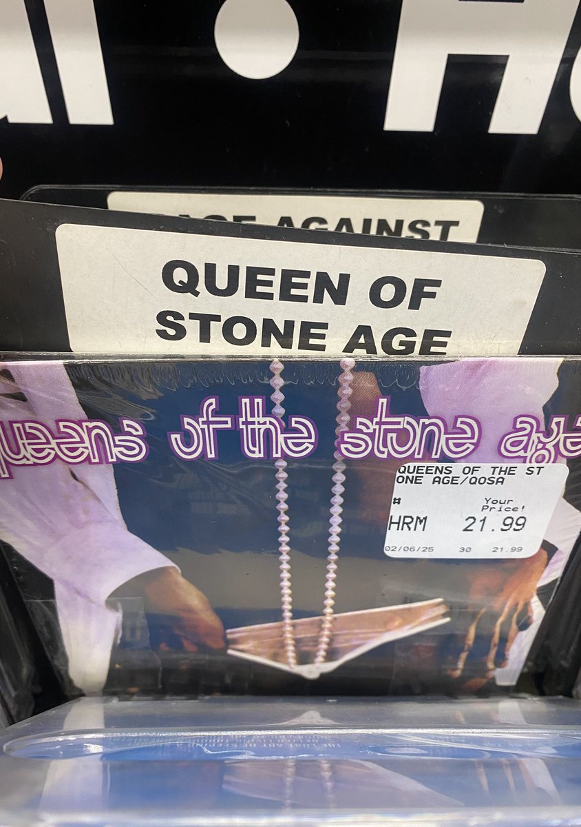 ohjeezjade's tweet photo. omg my favorite band, queen of stone age!! https://t.co/eFr5BDWB18