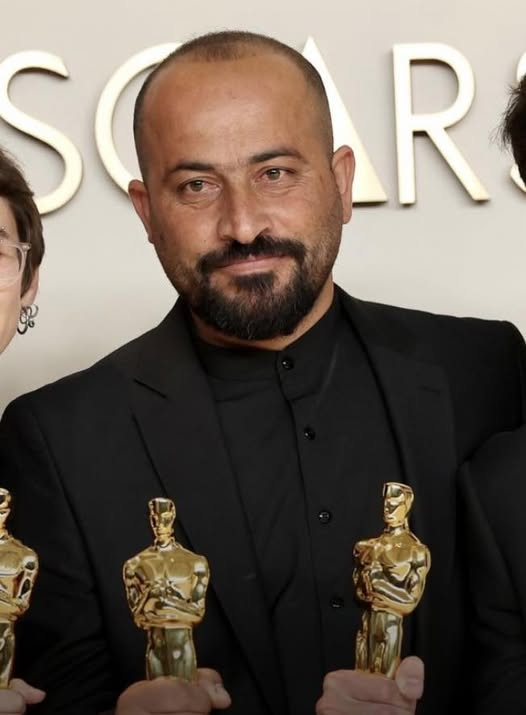 Meno di un mese fa aveva trionfato agli Oscar con un film capolavoro sulla resistenza palestinese.
Poche ore fa il regista palestinese Handam Ballal, co-autore di “No other land”, è stato ferito, sequestrato e portato via bendato da parte di un commando di coloni israeliani