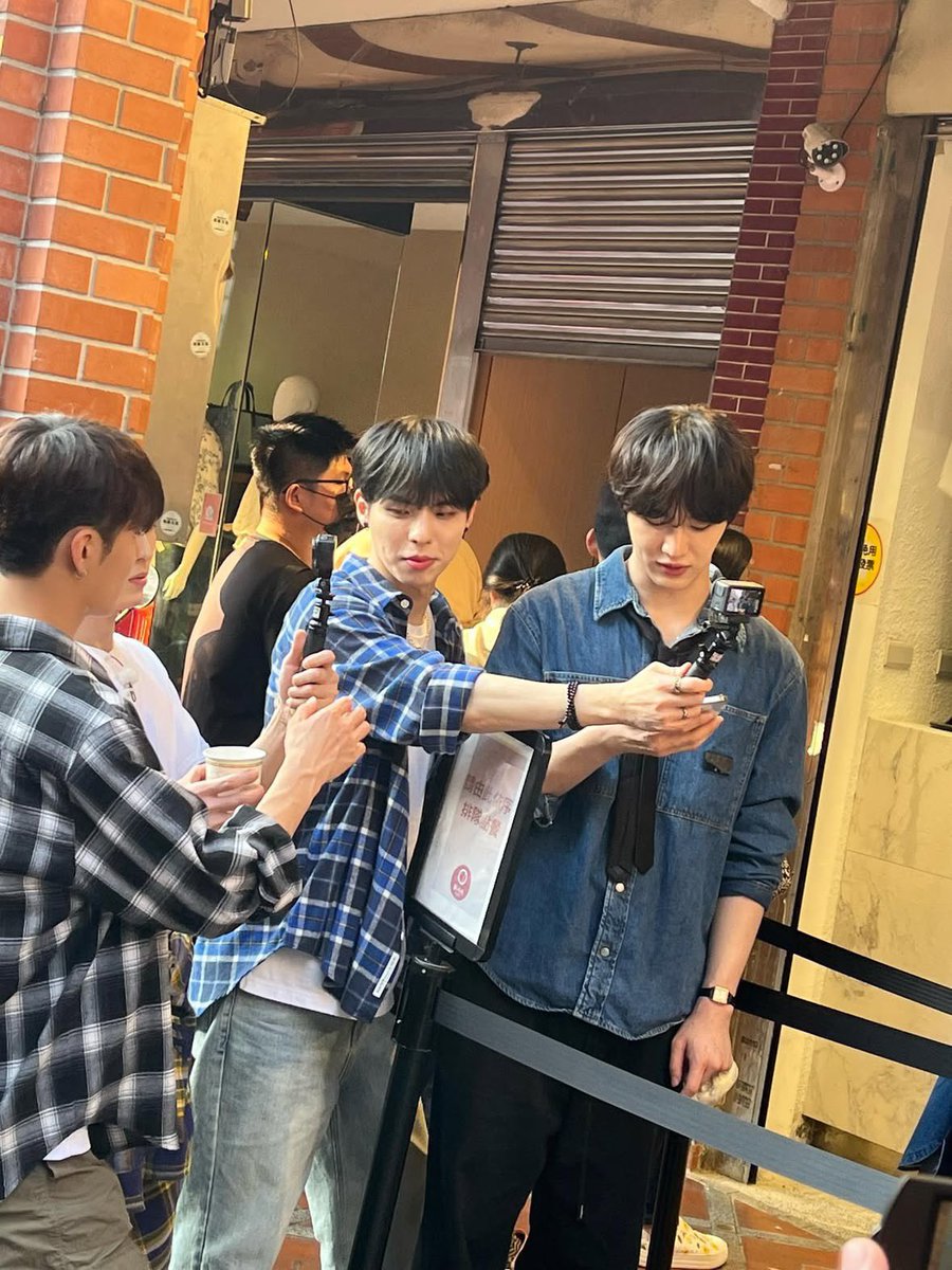 남자들 팔이 하나같이 왜이래(positive)