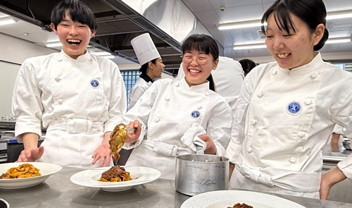 27日(木)は年度最後のオープンキャンパスです！
朝10時から始まりますよ。
春休みの方や大人の方、まだ枠が空いてますので今からでも間に合います。
どうぞお申し込みを！
nanba.ac.jp/yokochou/exper…