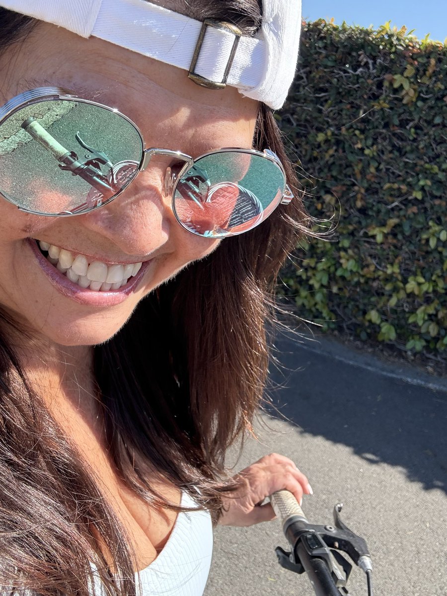 kariecupcake's tweet photo. What a gorgeous day! A bike ride after Pilates was the perfect ending. #livebright https://t.co/vVrnLygyE5