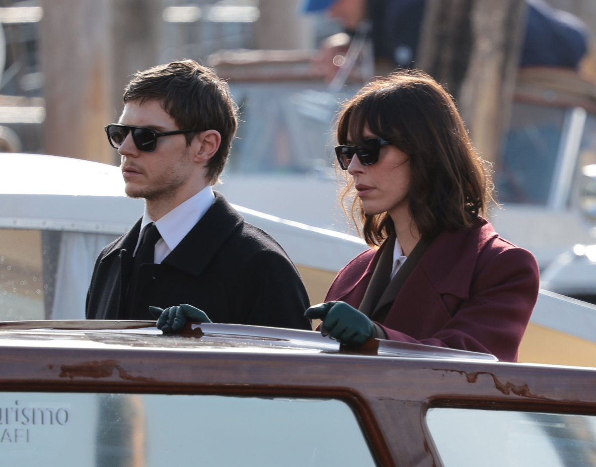 🚨 + 250 Imagens UHQs do Evan Peters ao lado da Rebecca Hall gravando em Venice Itália, 24/03! Acesse todas as fotos: evanpetersbr.com/galeria/thumbn…
