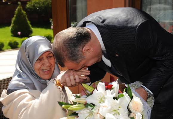 Eceli gelen köpek cami duvarına işermiş.Eylem yapıyoruz bahanesiyle Sayın Cumhurbaşkanımızın annesine küfür edenler milletin sabrını sınamasınlar.Örf,adet, kutsal nedir bilmeyenler bu memleketin evladı olamazlar….
#ElleriÖpülesiTenzileErdoğan
#SeninleyizErdoğan 
#TenzileErdoğan