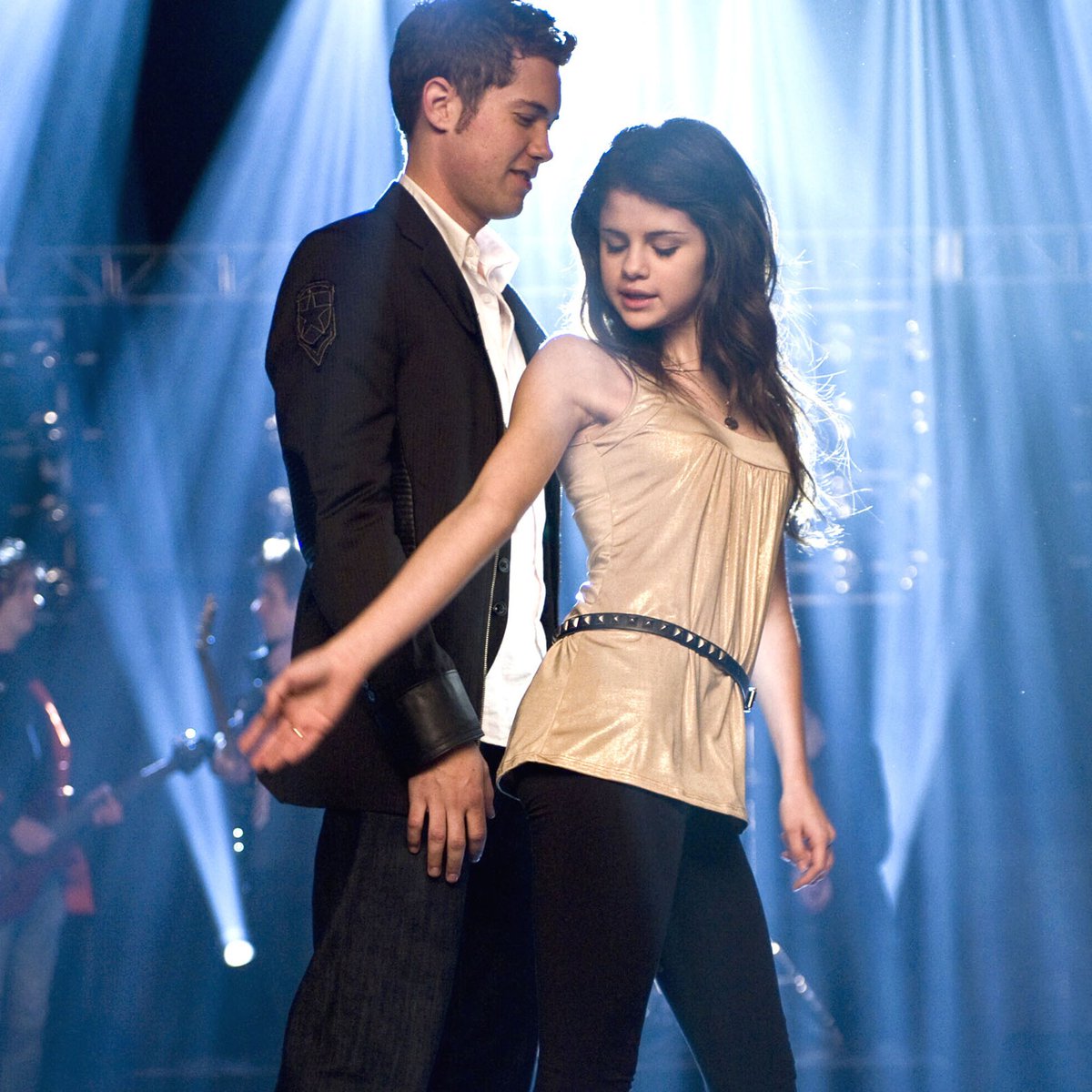 musicnewsfactpl's tweet image. Drew Seeley odtworzył choreografię z filmu "Kopciuszek: Roztańczona Historia"