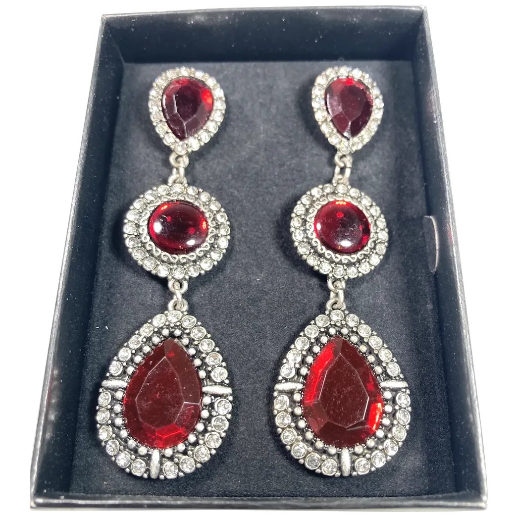 ClarasJewelry's tweet photo. Avon Fancy Long Red Shoulder Duster Dangle Pierced Earrings MIB
#rubylane #vintage #earrings #rhinestones #shoulderdusters #dangle #diva #glam #fashionista
#vintagejewelry #giftideas #jewelryaddict #vintagebeginshere #jewelry #mothersday2025
https://t.co/gF3ibmz95J https://t.co/QiwbNNGRfR