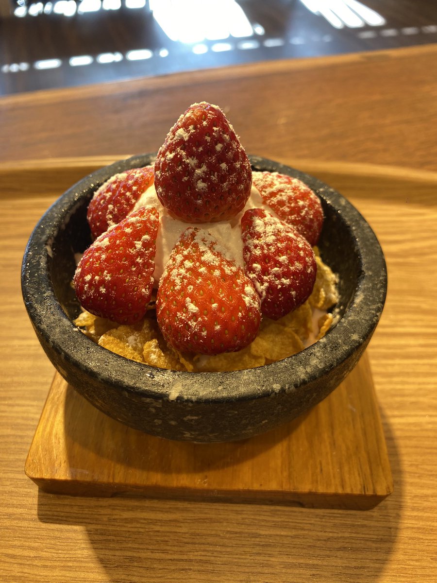 こちらのストロベリーボンボンも
まもなく販売終了となります🥲🍓🍨

いちごをふんだんに使ったひんやりデザート🧊🍓

お見逃しなく〜〜！！！！🍓💨🍓💨

#羽村
#いちご
#デザート