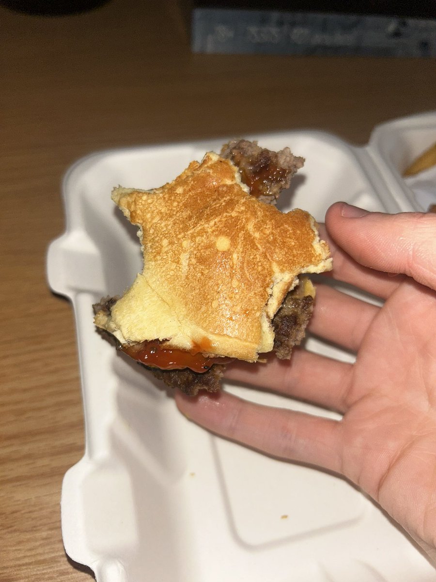 AshieThomie's tweet photo. france burger https://t.co/waKwfVBxVg