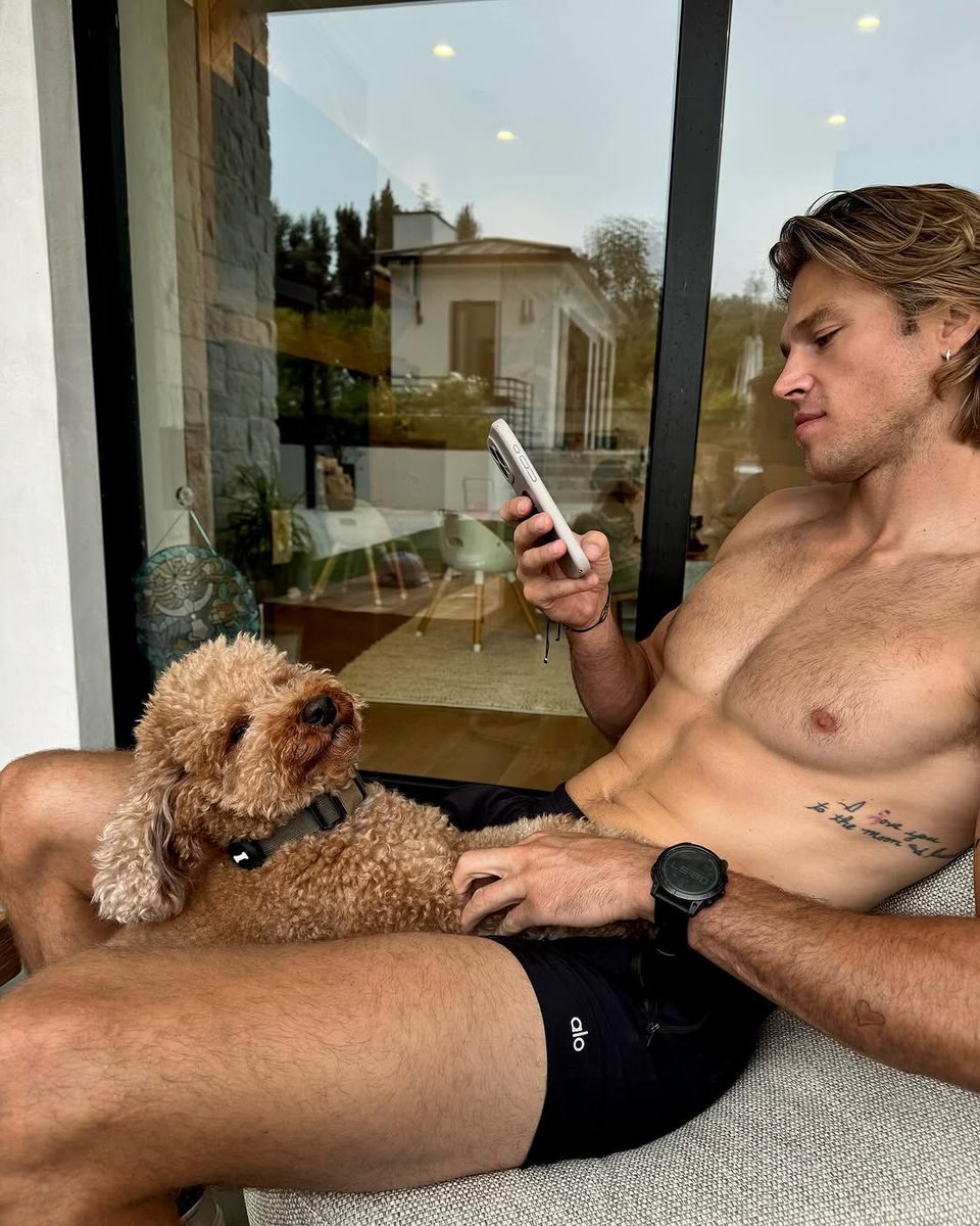 IceTeaColdTea's tweet image. Doggo loves me 😇